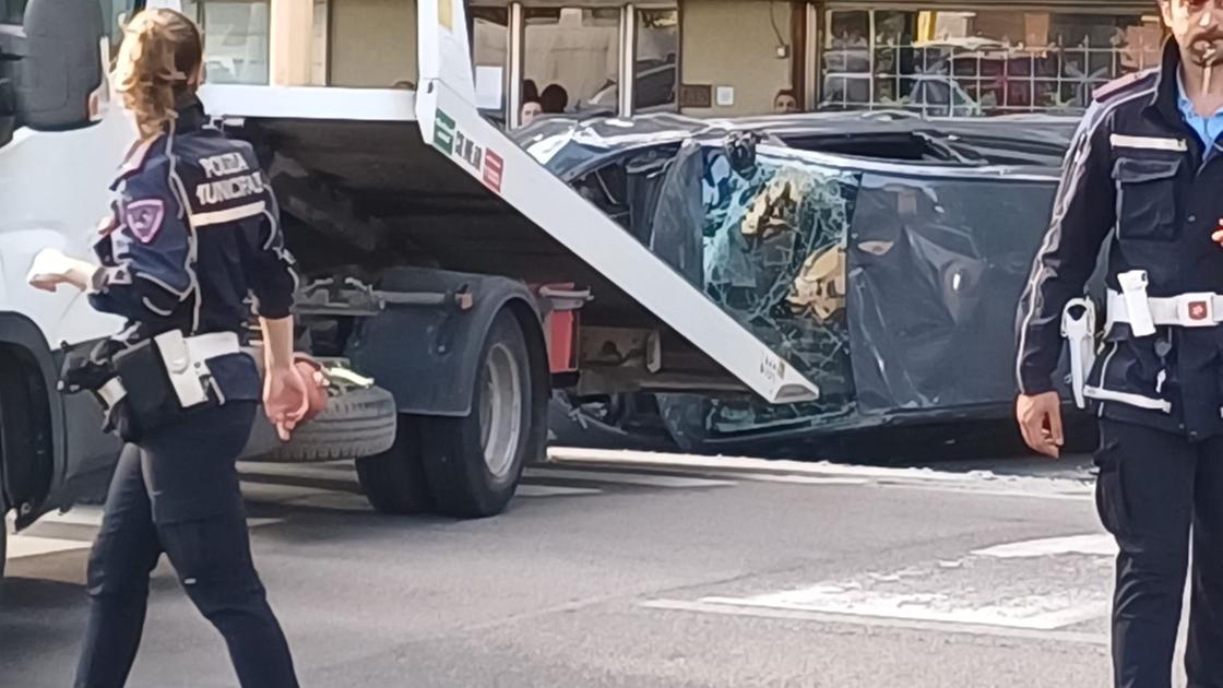 schianto in via pistoiese auto si ribalta contro un semaforo da Lanazione.it schianto in via pistoiese auto si ribalta contro un semaforo