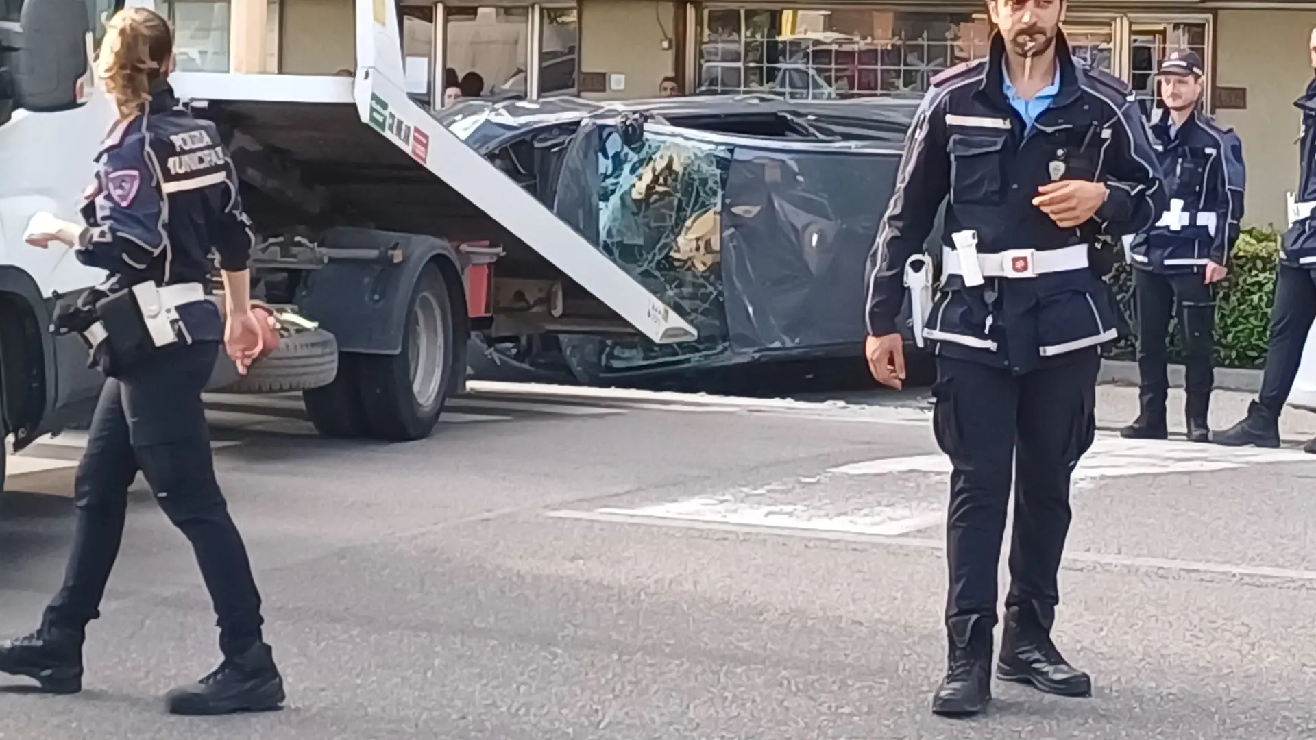 Schianto in via Pistoiese, auto si ribalta contro un semaforo