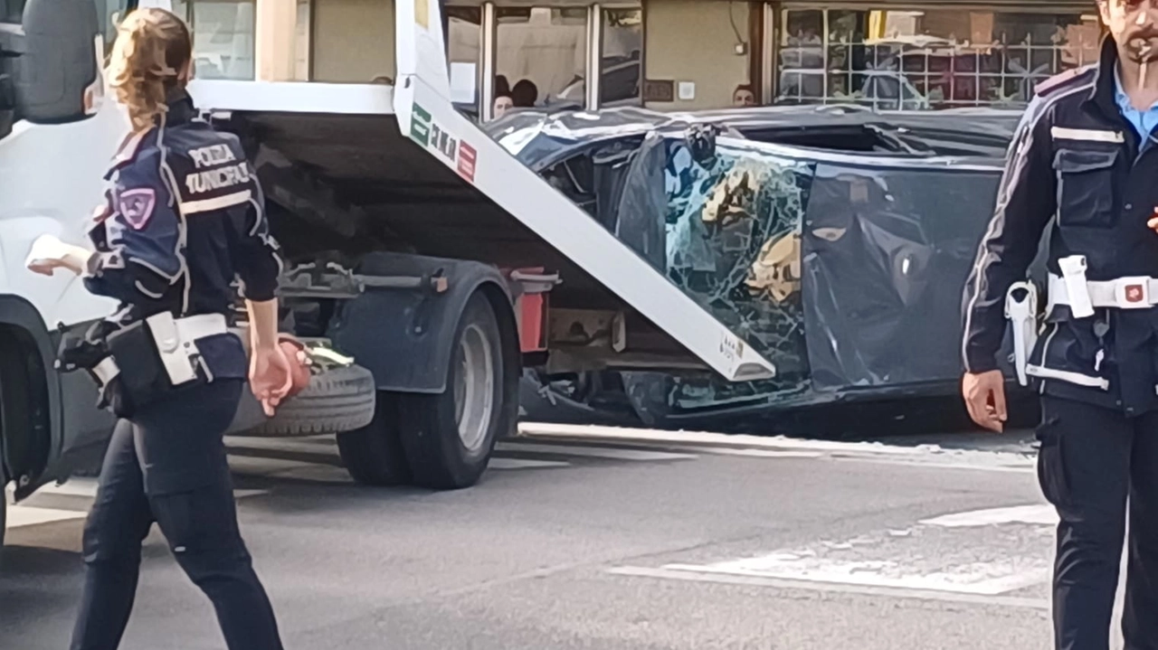 Auto ribaltata a ridosso del semaforo in via Pistoiese, a Firenze. Sul posto la polizia municipale e i soccorsi del 118