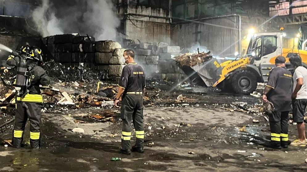 I vigili del fuoco. domenica hanno impiegato tre ore per domare le fiamme I vigili del fuoco. domenica hanno impiegato tre ore per domare le fiamme