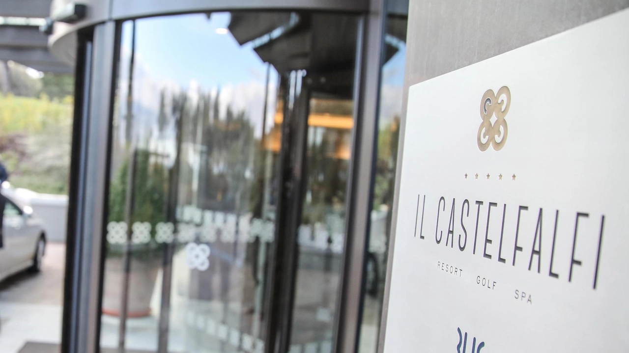 Al teatro di Montaione, l'attesa per il futuro della tenuta di Castelfalfi cresce, con progetti di ampliamento e investimenti milionari in sospeso. Al teatro di Montaione, l'attesa per il futuro della tenuta di Castelfalfi cresce, con progetti di ampliamento e investimenti milionari in sospeso.