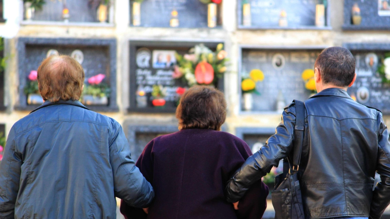 La Giunta comunale di Perugia stabilisce nuove tariffe per loculi cimiteriali a 'persone viventi' per 40 anni. Requisiti e regolamento dettagliato. La Giunta comunale di Perugia stabilisce nuove tariffe per loculi cimiteriali a 'persone viventi' per 40 anni. Requisiti e regolamento dettagliato.