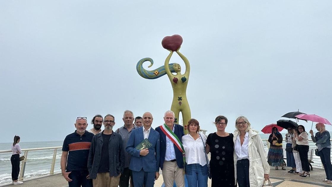 Sul Pontile "La Luna Innamorata" . La nuova opera dell’artista Adrian dedicata all’amore e alle donne