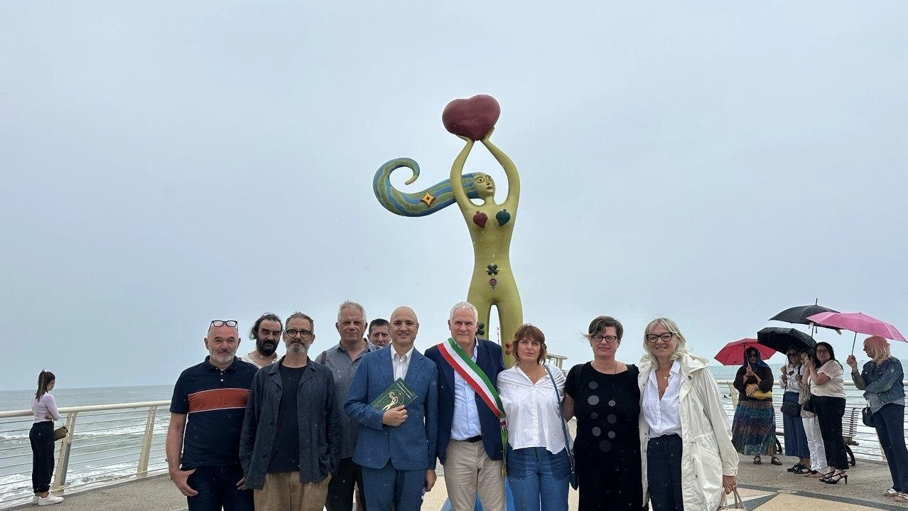 L’inaugurazione della scultura alla quale hanno partecipato. le autorità