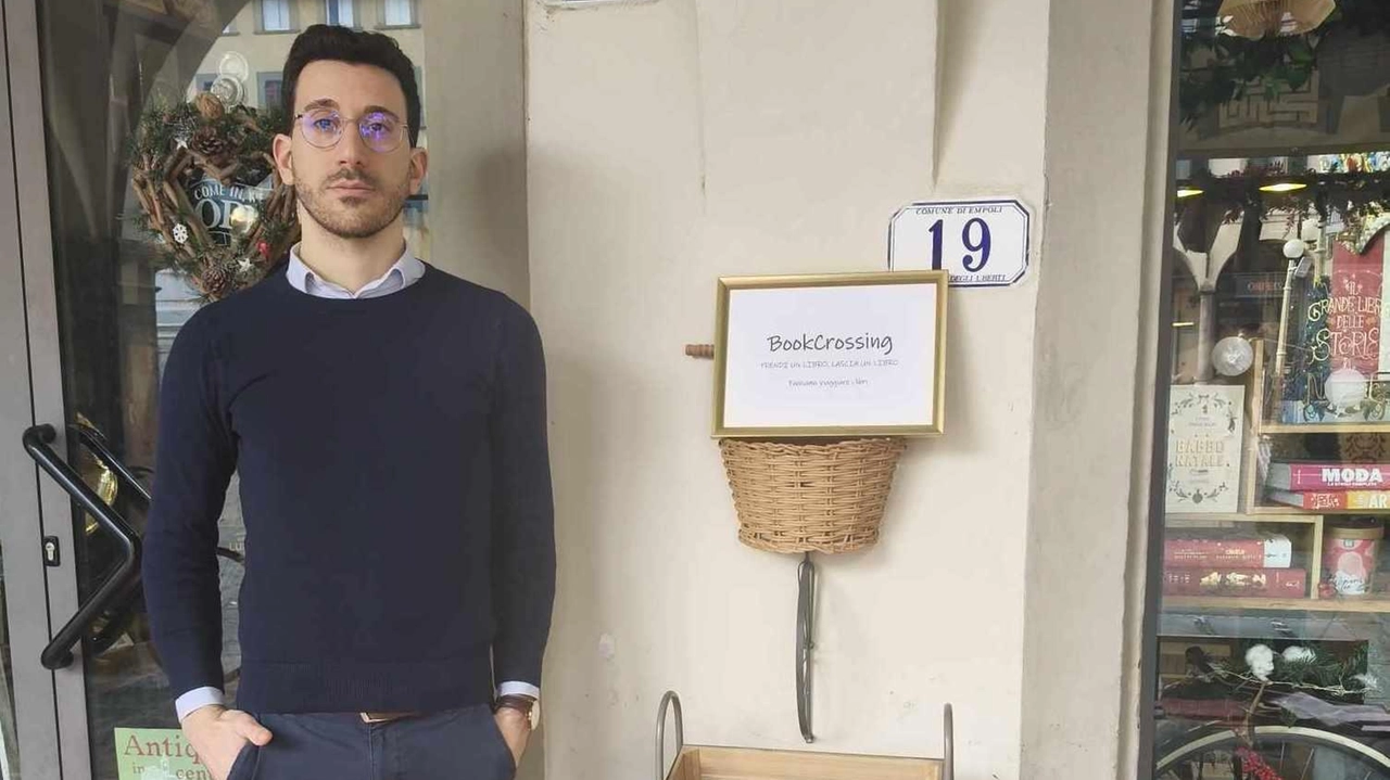 Alessio Stampone davanti agli scaffali «svuotati» della sua rinomata libreria Alessio Stampone davanti agli scaffali «svuotati» della sua rinomata libreria
