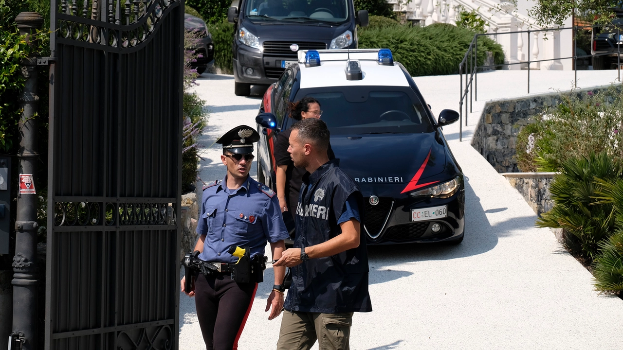 I carabinieri davanti alla villetta I carabinieri davanti alla villetta