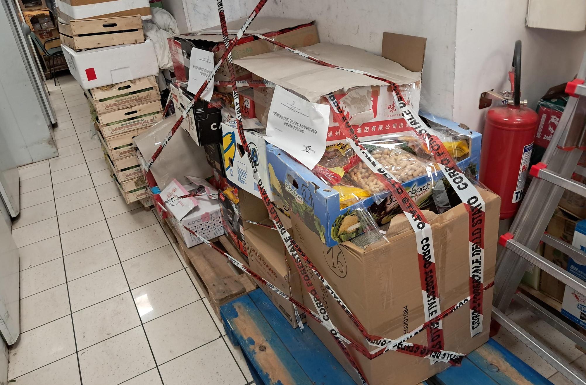 https://www.lanazione.it/image-service/view/acePublic/alias/contentid/NDlmYjYyNjItYWM2YS00/0/alimenti-senza-etichette-chiuso-un-minimarket.jpeg