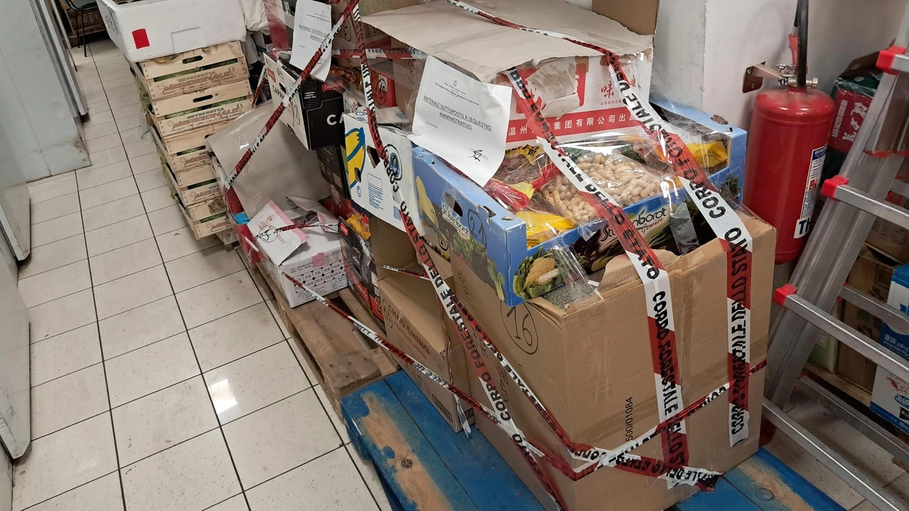 Parte della merce che è stata sequestrata al minimarket perché irregolare Parte della merce che è stata sequestrata al minimarket perché irregolare