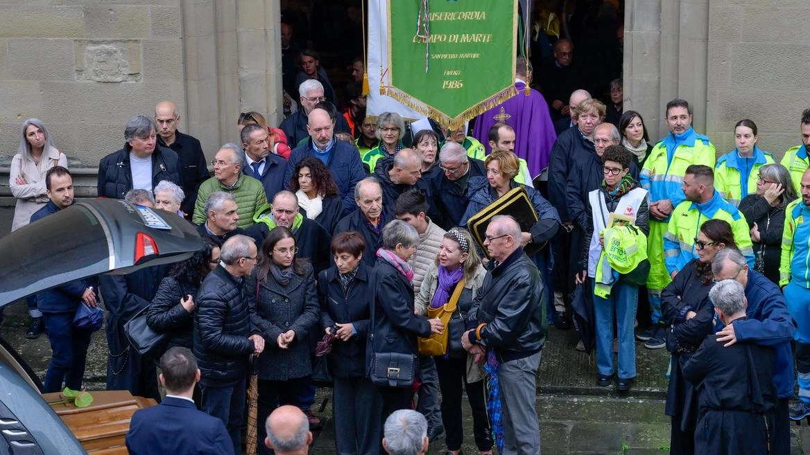 Fiesole piange la scomparsa di Simone Torrini, ex provveditore della Misericordia. Funerale partecipato con autorità locali e confratelli in lutto. Fiesole piange la scomparsa di Simone Torrini, ex provveditore della Misericordia. Funerale partecipato con autorità locali e confratelli in lutto.