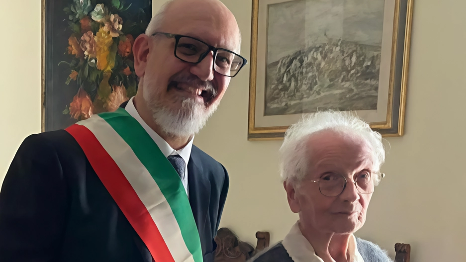L’assessore Francesco Volpe dona un mazzo di fiori alla donna. L’assessore Francesco Volpe dona un mazzo di fiori alla donna.