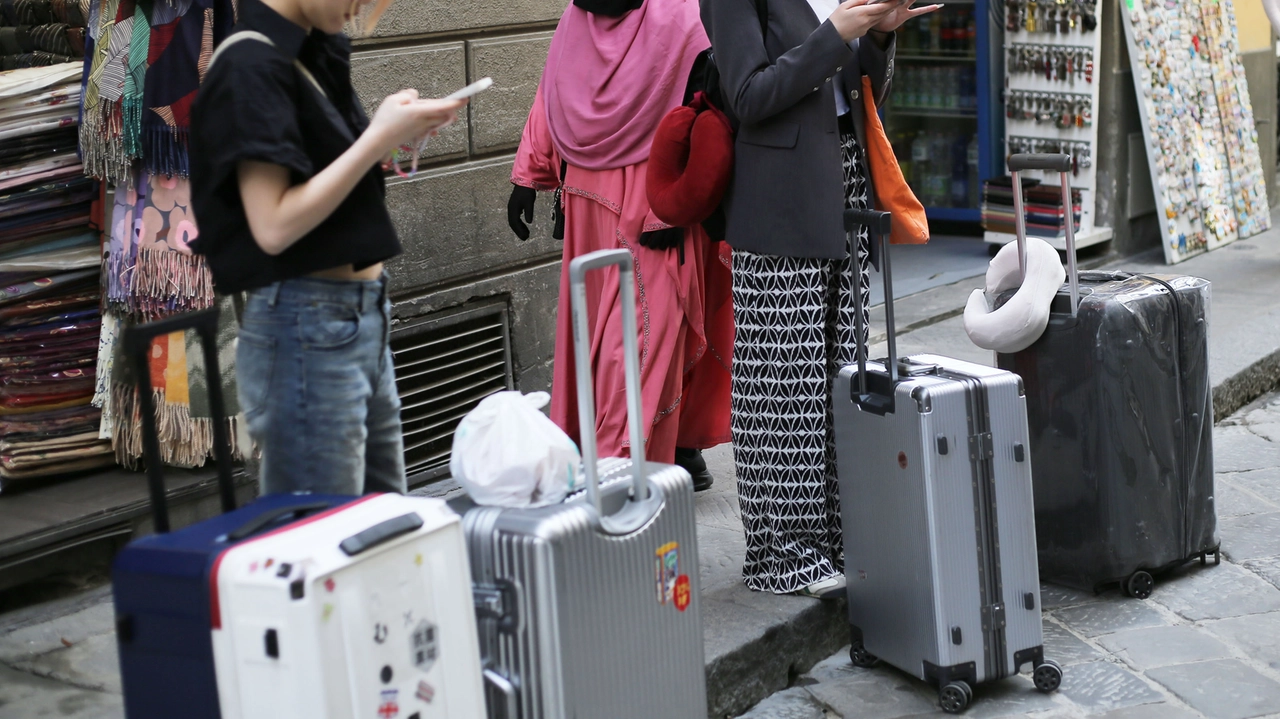 Turisti in centro a Firenze (Foto New Press Photo) Turisti in centro a Firenze (Foto New Press Photo)
