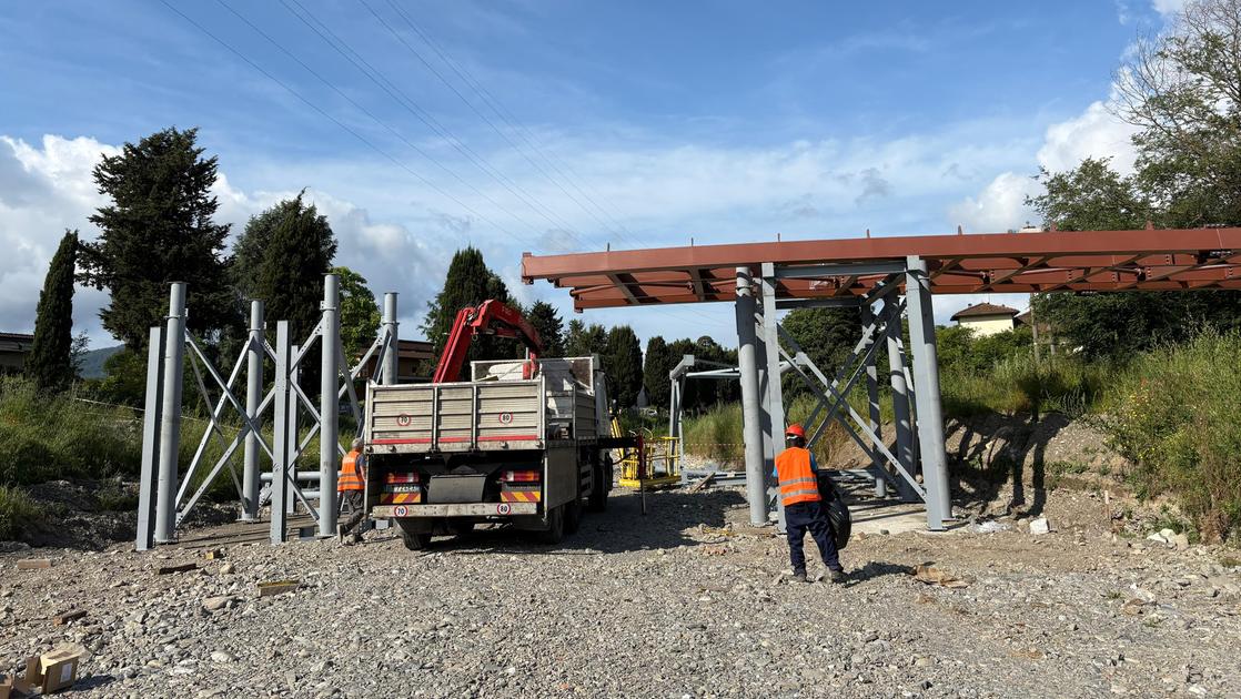 Passerella ciclopedonale sul Calcandola, avviata la posa degli impalcati metallici