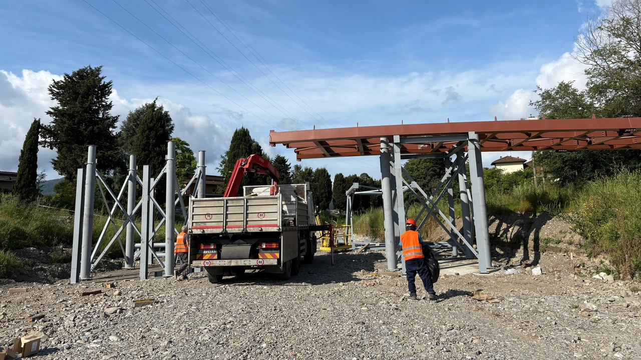 Iniziata la posa degli impalcati per la passerella sul Calcandola Iniziata la posa degli impalcati per la passerella sul Calcandola
