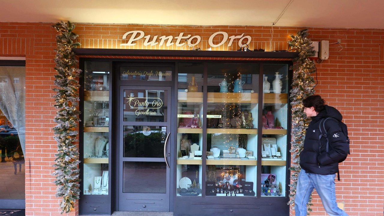 L’ingresso del Punto Oro che venerdì mattina è finito nel mirino dei banditi (Tommaso Gasperini/ FotoGermogli)