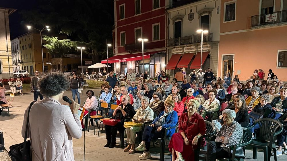 Tantissimi cittadini hanno partecipato domenica sera alla serata di discussione sul futuro di piazza Pascoli promossa dal Movimento dei Custodi degli Alberi e del Suolo Tantissimi cittadini hanno partecipato domenica sera alla serata di discussione sul futuro di piazza Pascoli promossa dal Movimento dei Custodi degli Alberi e del Suolo