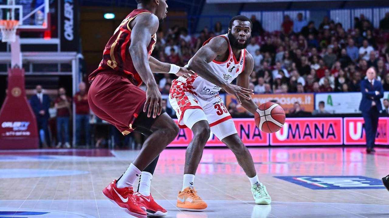 Kadeem Allen ha impresso la sua firma sul colpo dell’Estra al Taliercio: 16 punti, 5 assist e 4 rimbalzi, nonché tanta freddezza dalla lunetta nel finale Kadeem Allen ha impresso la sua firma sul colpo dell’Estra al Taliercio: 16 punti, 5 assist e 4 rimbalzi, nonché tanta freddezza dalla lunetta nel finale
