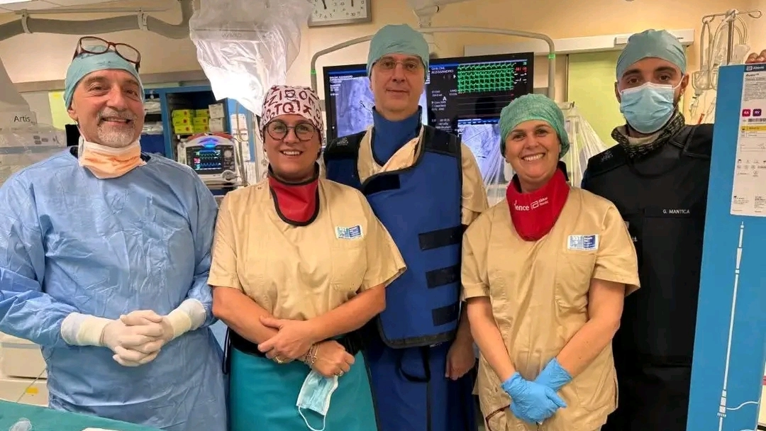 Davide Giorgi (il primo a sinistra), 61 anni, è in servizio da oltre tre decenni e attualmente è il più esperto in città nel campo della cardiochirurgia Davide Giorgi (il primo a sinistra), 61 anni, è in servizio da oltre tre decenni e attualmente è il più esperto in città nel campo della cardiochirurgia
