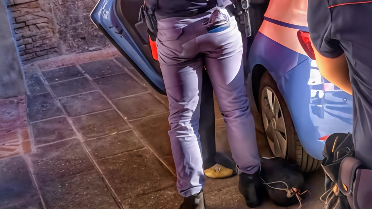 Gli agenti della questura di Perugia erano impegnati in un servizio di controllo della zona nell’ambito delle attività di repressione dello spaccio di stupefacenti Gli agenti della questura di Perugia erano impegnati in un servizio di controllo della zona nell’ambito delle attività di repressione dello spaccio di stupefacenti