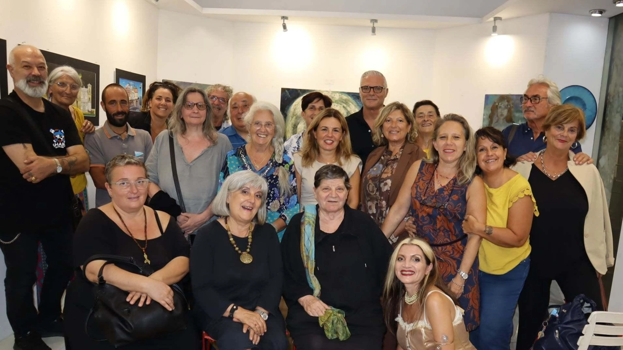 Il team di artisti di Carrara e di Salerno protagonisti della mostra di Artemisia sui numeri e la. tradizione della tombola napoletana Il team di artisti di Carrara e di Salerno protagonisti della mostra di Artemisia sui numeri e la. tradizione della tombola napoletana