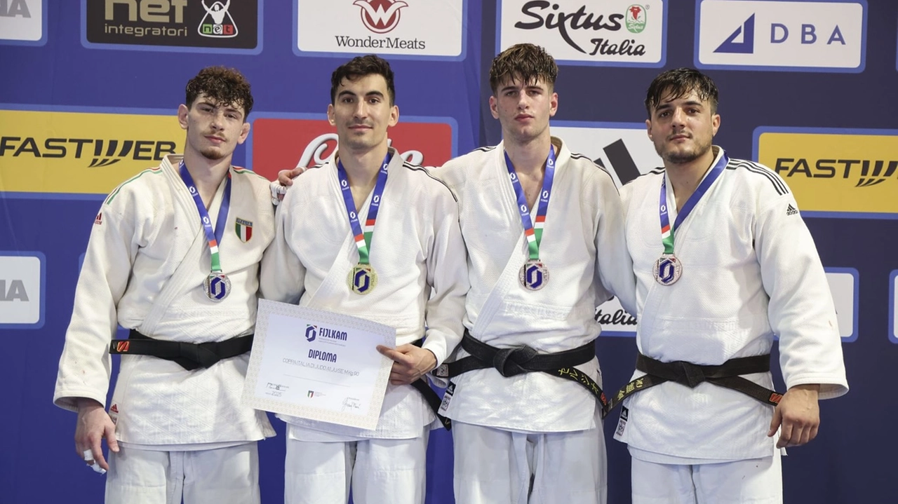 Alex Carta dell'Accademia Prato (il secondo, da dx verso sx) con il bronzo in Coppa Italia