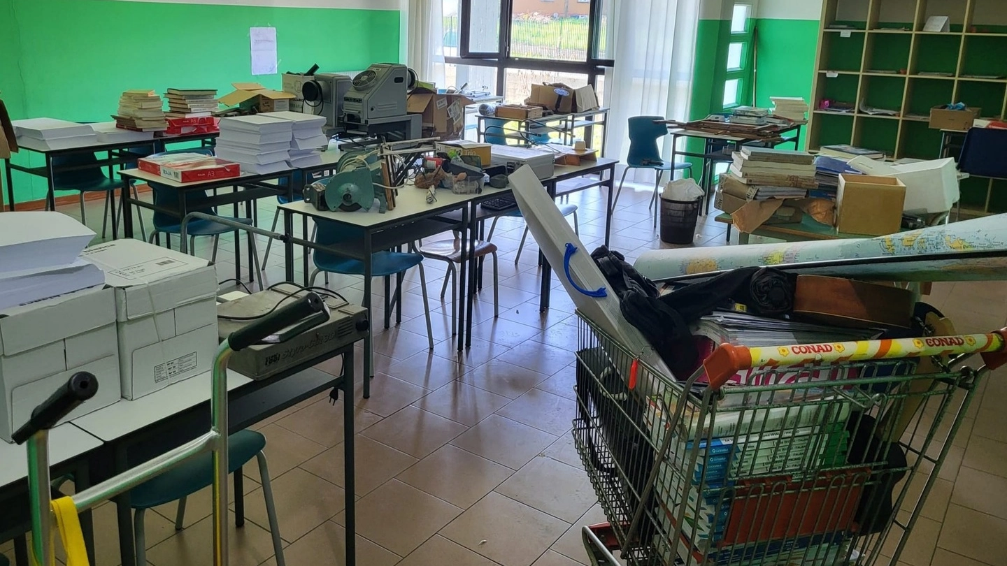 Il personale scolastico ha rimandato a casa gli alunni iniziando subito a mettere in sicurezza il materiale deteriorabile e ad asciugare i pavimenti
