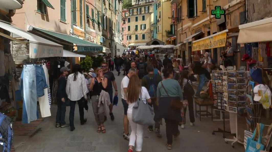 Il borgo di Vernazza. Il Comune nei giorni scorsi ha deciso di aumentare la tassa di soggiorno, portandola a 3 euro a notte Il borgo di Vernazza. Il Comune nei giorni scorsi ha deciso di aumentare la tassa di soggiorno, portandola a 3 euro a notte