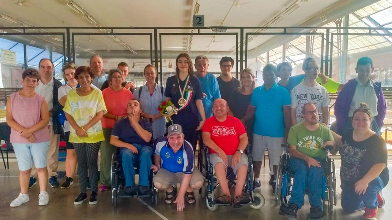 Il gruppo dei giocatori, con la campionessa e gli accompagnatori, al bocciodromo Il gruppo dei giocatori, con la campionessa e gli accompagnatori, al bocciodromo
