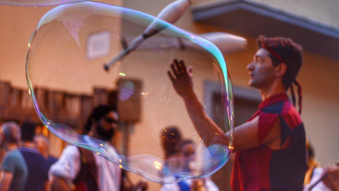 https://www.lanazione.it/image-service/view/acePublic/alias/contentid/NGE3MzZhMDAtYTVhZC00/0/festa-medievale.jpeg?f=16:9&w=1200&h=630