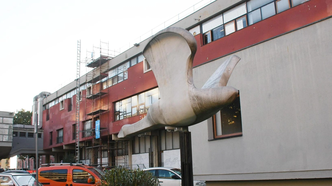La colomba di Carlo Sergio Signori, simbolo della pace in piazza Due Giugno. Le opere dell’artista giacciono dimenticate in un magazzino polveroso. Il Comitato Pro Signori propone l’acquisto per pagare la retta della vedova alla rsa