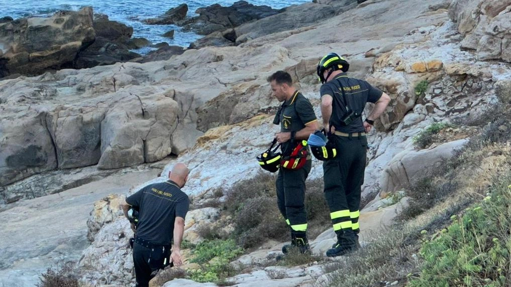 Sul posto sono arrivati i vigili del fuoco via terra e via mare e una motovedetta della guardia costiera (FotoNovi) Sul posto sono arrivati i vigili del fuoco via terra e via mare e una motovedetta della guardia costiera (FotoNovi)