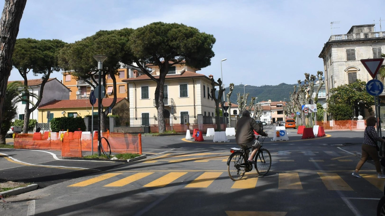 L’amara sorpresa per i turisti e i carraresi che vorrebbero solo andare al mare L’amara sorpresa per i turisti e i carraresi che vorrebbero solo andare al mare