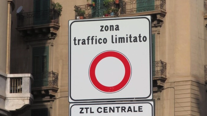 Il cartello di una ZTL (foto repertorio Ansa) Il cartello di una ZTL (foto repertorio Ansa)