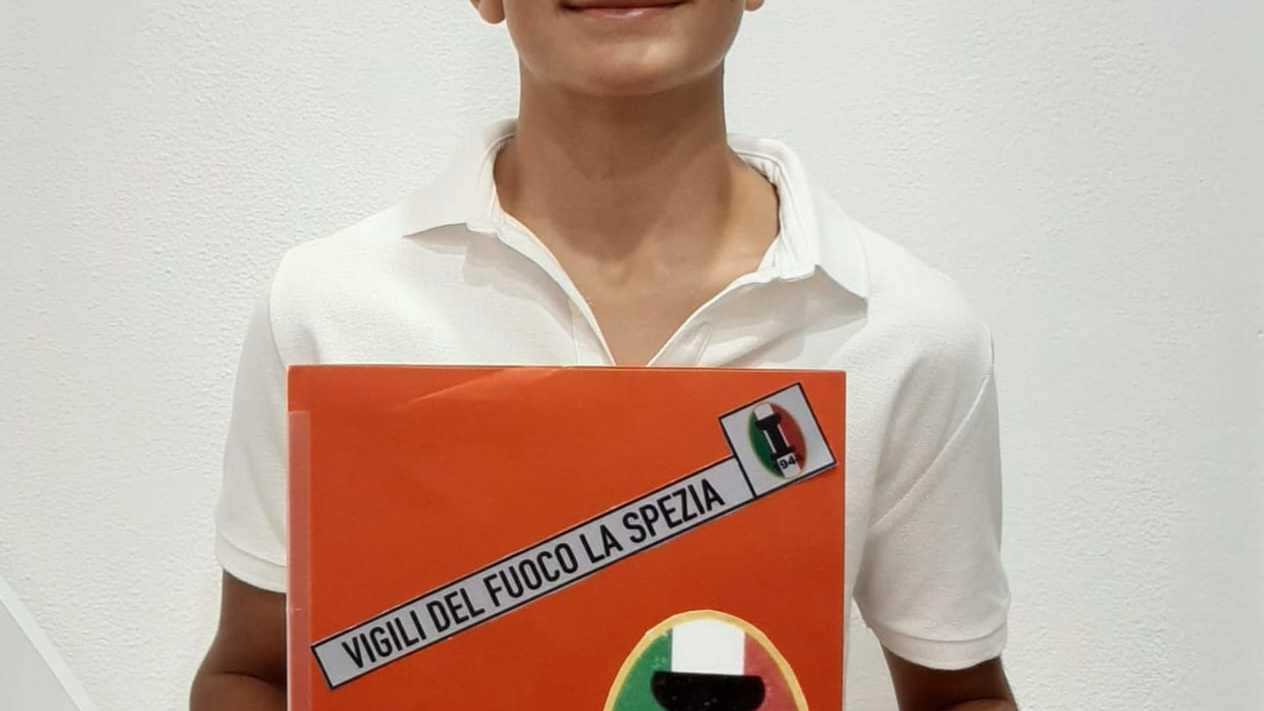 Leonardo Molica con la tesina. che ha dedicato alla figura di Coriolano Perioli, che salvò giovani destinati alla guerra inserendoli nella squadra dei Vigili del Fuoco, portando i giocatori dello Spezia a battere il mitico Torino di Mazzola