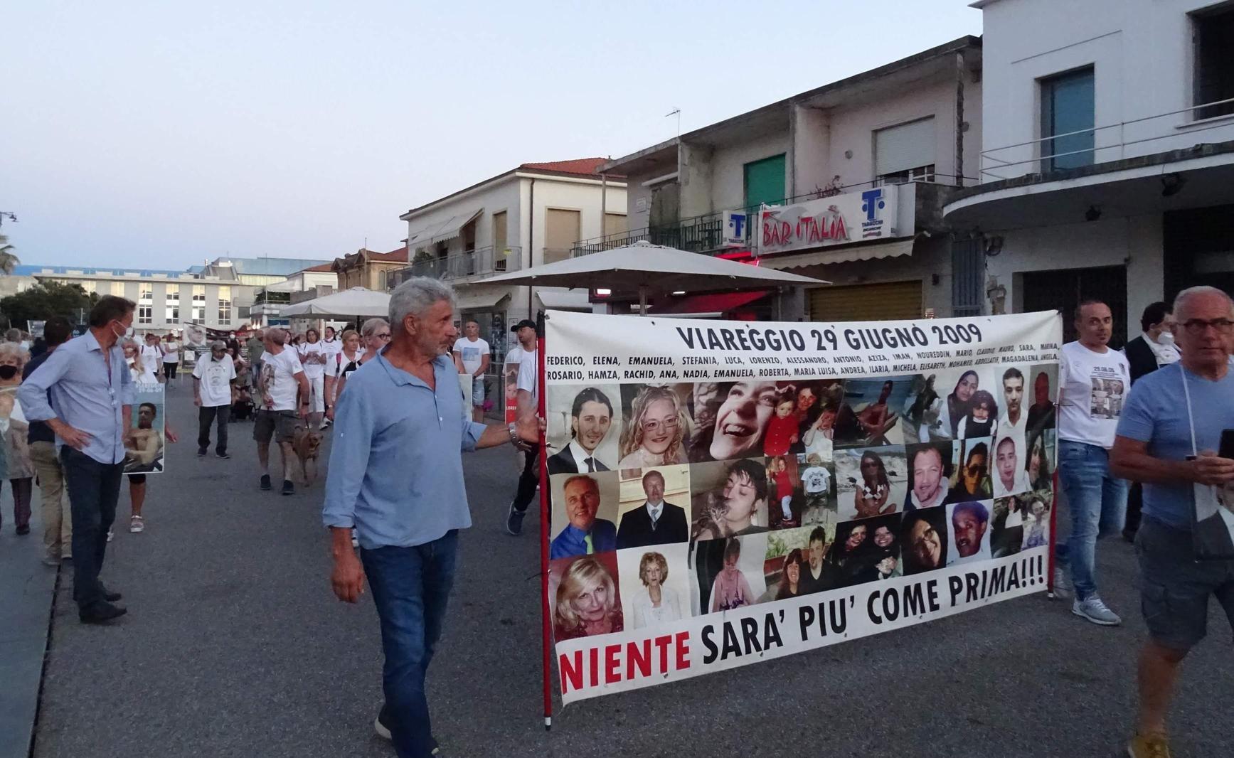 Strage ferroviaria. La città non dimentica le 32 vittime innocenti Strage ferroviaria. La città non dimentica le 32 vittime innocenti