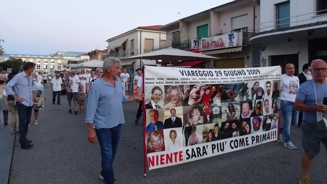 Anche il 29 giugno di quest’anno la città sfilerà insieme ai familiari delle vittime per onorare la memoria delle 32 persone che morirono nel terribile incendio Anche il 29 giugno di quest’anno la città sfilerà insieme ai familiari delle vittime per onorare la memoria delle 32 persone che morirono nel terribile incendio