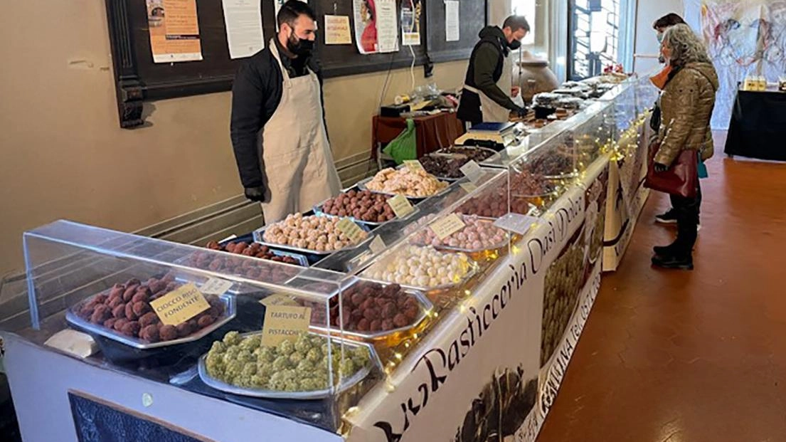 Uno dei tanti banchi di dolcezze che accenderanno le luci sulla diciottesima edizione di Barga Cioccolato (Foto Borghesi) Uno dei tanti banchi di dolcezze che accenderanno le luci sulla diciottesima edizione di Barga Cioccolato (Foto Borghesi)