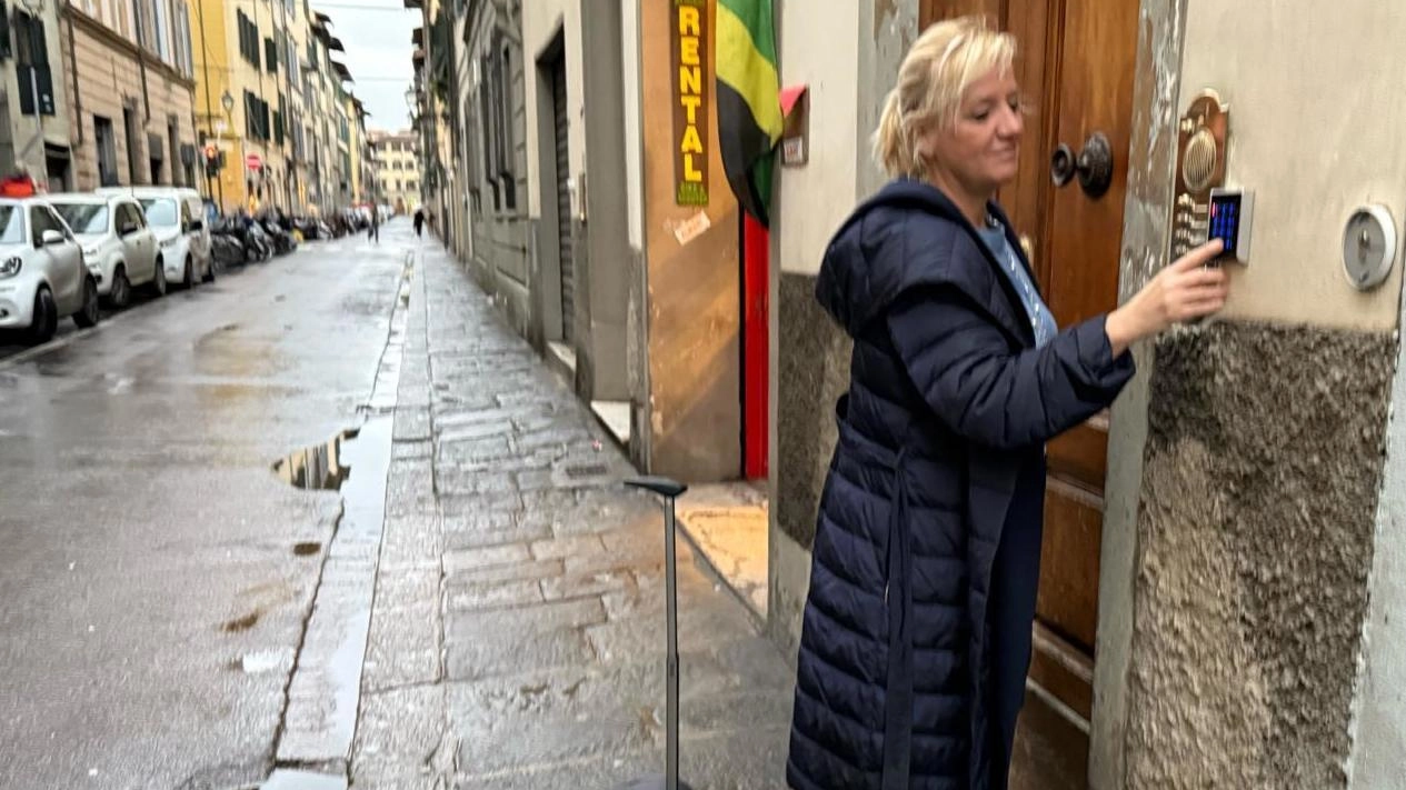 Una turista in via Romana che utilizza il tastierino per entrare nell’appartamento