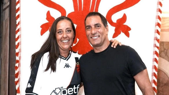Sara Funaro con Edmundo a Palazzo Vecchio. La sindaca indossa una maglia del Vasco de Gama, autografata dallo stesso Edmundo Sara Funaro con Edmundo a Palazzo Vecchio. La sindaca indossa una maglia del Vasco de Gama, autografata dallo stesso Edmundo