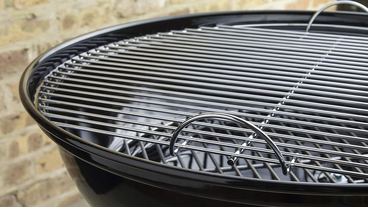 Barbecue Weber con coperchio smaltato: griglia perfetta e zero stress in SUPER SCONTO