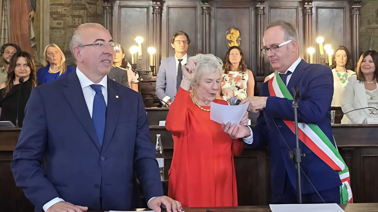Frances Mayes tra il prefetto Di Nuzzo e il sindaco Meoni durante la cerimonia Frances Mayes tra il prefetto Di Nuzzo e il sindaco Meoni durante la cerimonia
