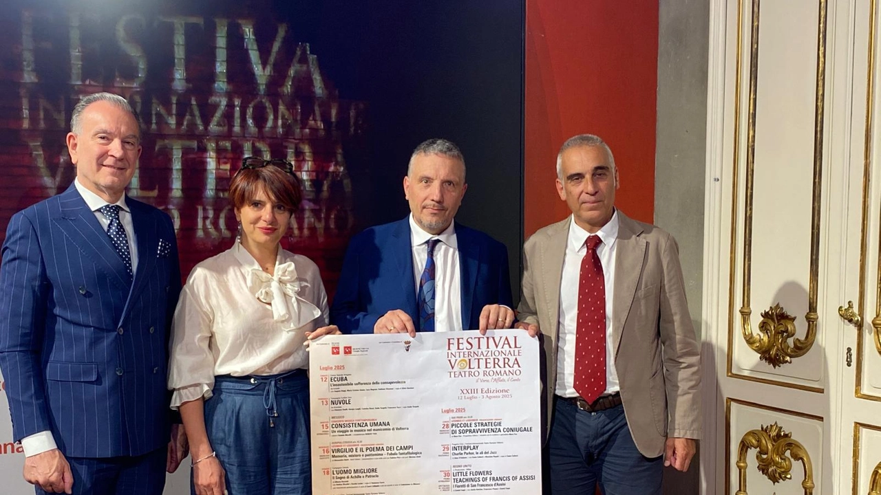 Da sinistra Alessandro Salvini Fondazione Crv, l’assessora Ilaria Bacci, il direttore artistico Simone Migliorini e il consigliere regionale Diego Petrucci Da sinistra Alessandro Salvini Fondazione Crv, l’assessora Ilaria Bacci, il direttore artistico Simone Migliorini e il consigliere regionale Diego Petrucci
