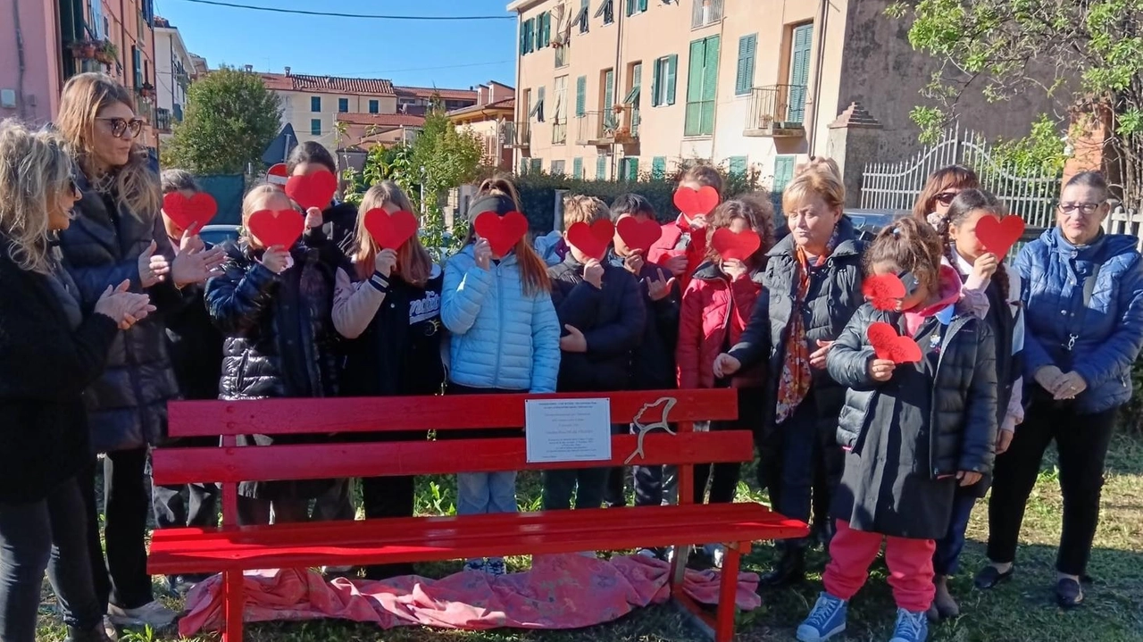 L’inaugurazione della panchina rossa nel giardino davanti alla primaria Mazzini di Santa Lucia in memoria di Michelle Maria Causo, la ragazza 17enne uccisa a Roma da un coetaneo L’inaugurazione della panchina rossa nel giardino davanti alla primaria Mazzini di Santa Lucia in memoria di Michelle Maria Causo, la ragazza 17enne uccisa a Roma da un coetaneo