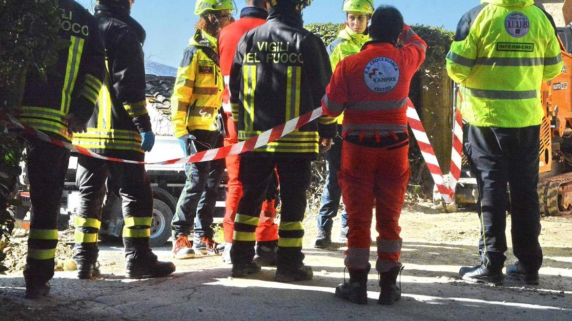 Il personale di soccorso sul luogo dell’incidente, il cantiere di via Buozzi Il personale di soccorso sul luogo dell’incidente, il cantiere di via Buozzi