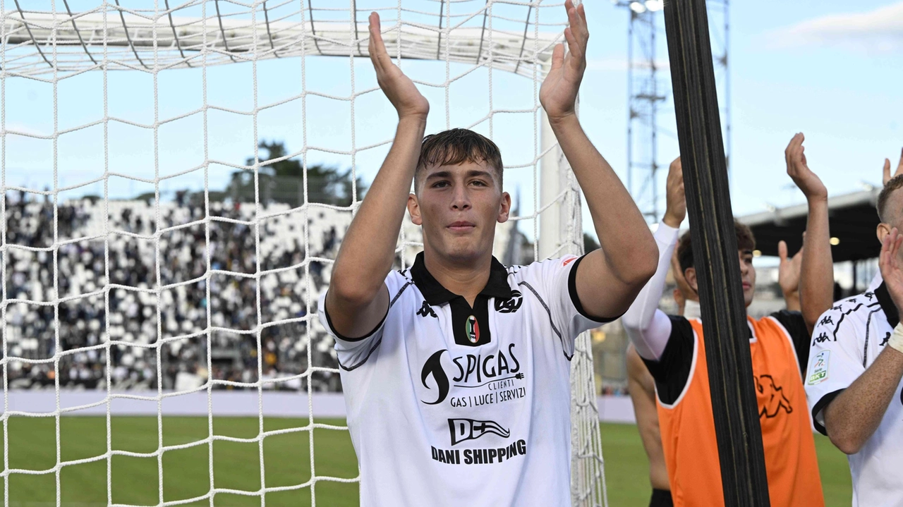 Pio Esposito sempre più bravo e sempre più amato dai supporter aquilotti; a destra, Guidetti, Sansovini, Catellani ed Ebagua Pio Esposito sempre più bravo e sempre più amato dai supporter aquilotti; a destra, Guidetti, Sansovini, Catellani ed Ebagua
