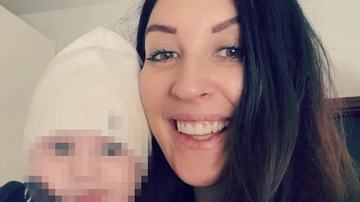 Orrore in casa davanti al figlio. Uccisa dal compagno a coltellate. Poi lui si getta dal terrazzo