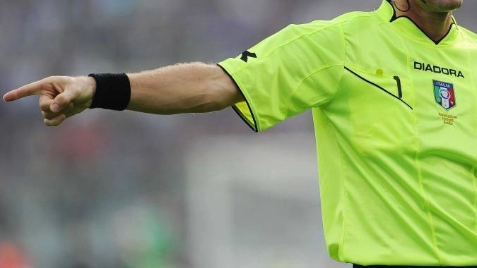 Un arbitro in azione (foto repertorio)