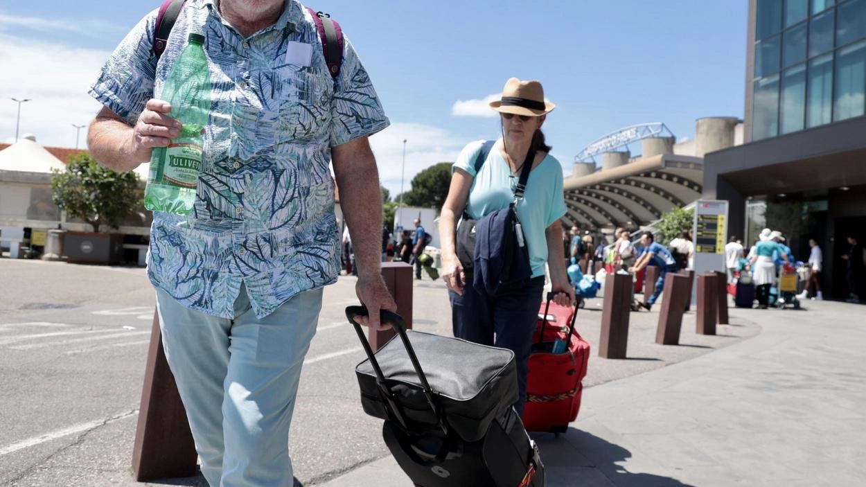 Gli aeroporti di Firenze e Pisa hanno superato il milione di passeggeri in agosto, con una crescita del 6,5% sul 2023. Il sistema aeroportuale toscano ha già superato i 6 milioni di passeggeri nei primi 8 mesi del 2024, con Firenze che ha registrato un aumento del 16,2%. Le destinazioni preferite includono Parigi, Londra, Amsterdam, Roma e Barcellona. Gli aeroporti di Firenze e Pisa hanno superato il milione di passeggeri in agosto, con una crescita del 6,5% sul 2023. Il sistema aeroportuale toscano ha già superato i 6 milioni di passeggeri nei primi 8 mesi del 2024, con Firenze che ha registrato un aumento del 16,2%. Le destinazioni preferite includono Parigi, Londra, Amsterdam, Roma e Barcellona.