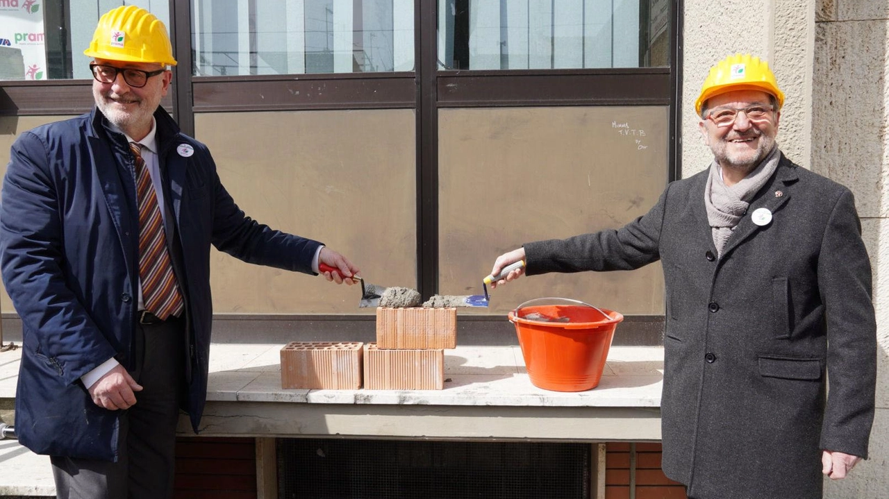 Claudio Sarti e Andrea Fusi, presidente Avis, all’inizio simbolico dei lavori per Prama Claudio Sarti e Andrea Fusi, presidente Avis, all’inizio simbolico dei lavori per Prama