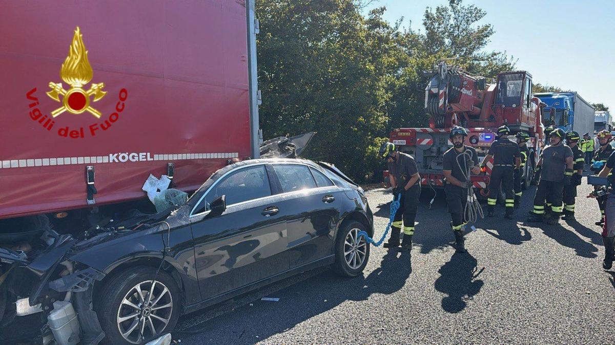 impressionante incidente tra auto e camion sul raccordo uomo di 30 anni in codice rosso