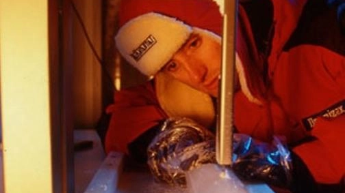 Mirko Severi impegnato nel taglio di una carota di ghiaccio per. un campione